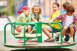 5 børn der leger på en legeplads